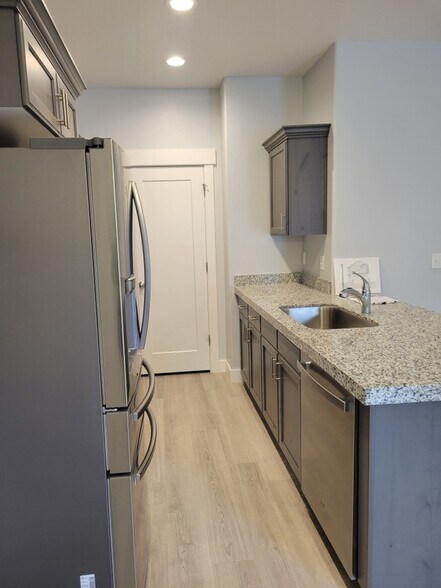 Building Photo - 4895 E Lk Cor Dr