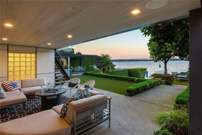 Building Photo - Leschi Waterfront Home