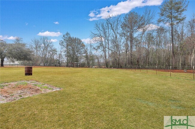 Building Photo - 3 Pine Rd