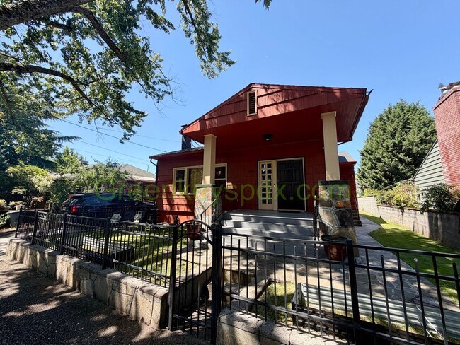 Building Photo - Awesome 4-Bed/2-Bath Craftsman Bungalow House Near Alberta District