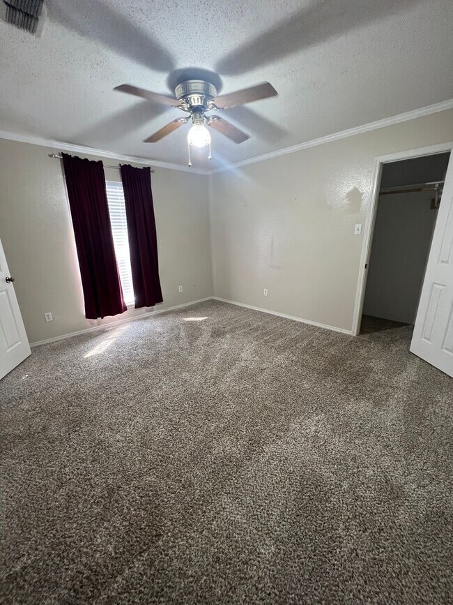 Building Photo - West Shreveport Available October 1st!