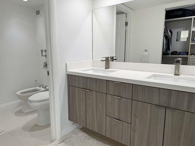 Building Photo - 1915 Brickell Ave