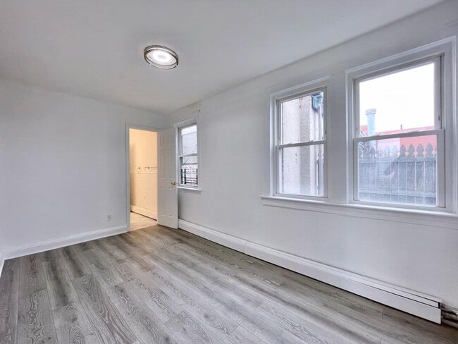 Building Photo - 389 Monmouth St