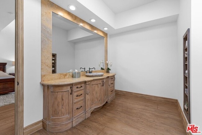 Building Photo - 605 N Hillcrest Rd