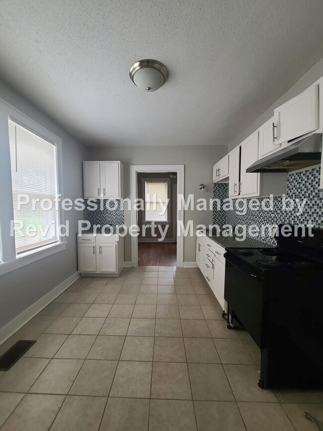 Building Photo - Great 2 Bedroom with large balcony!