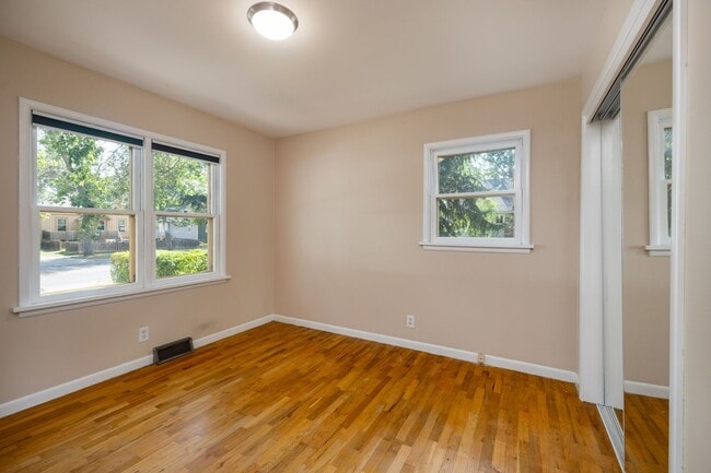 Building Photo - Cute midtown home for rent - pet friendly