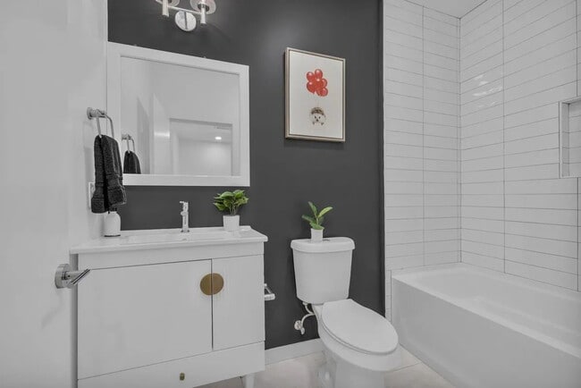 Building Photo - Modern 4-Bed Townhouse in Ridgedale – Minu...