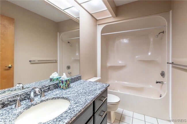 Building Photo - 1105 Youngs Rd