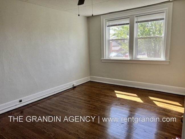 Building Photo - 202 Elm Ave