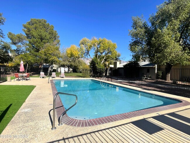 Building Photo - 3750 N Country Club Rd