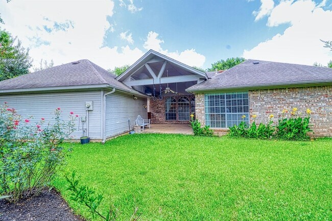 Building Photo - 2123 Meadow Park Cir