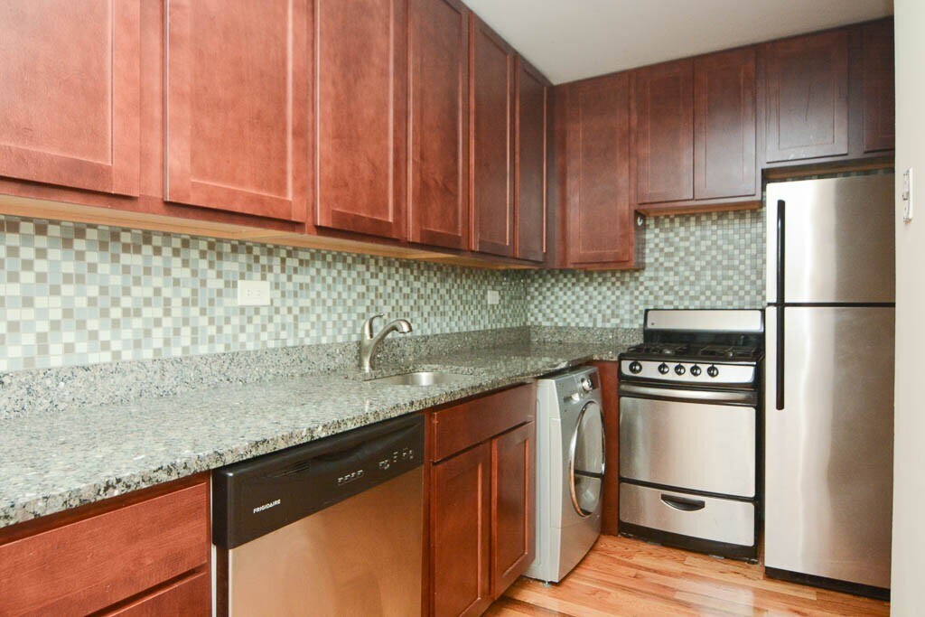 Building Photo - 560 W Arlington Pl