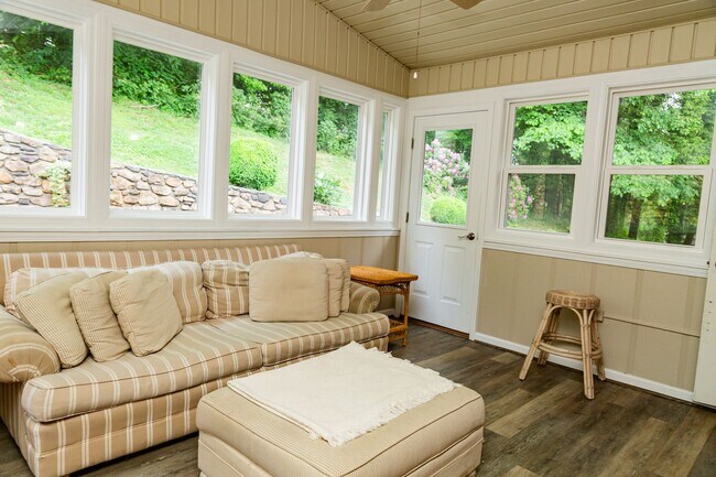 Building Photo - New Listing!
