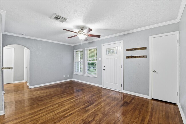 Building Photo - 1814 Chantilly Ln