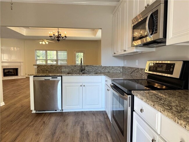 Building Photo - 2075 Pine Tree Dr