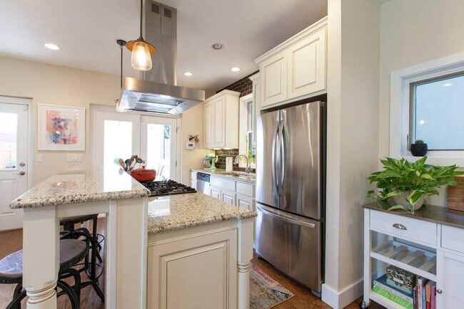 Building Photo - Beautiful 2 Bed/2.5 Bath Home in the Highl...