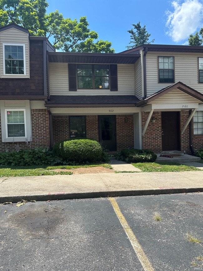 Primary Photo - 562 E Graham Pl