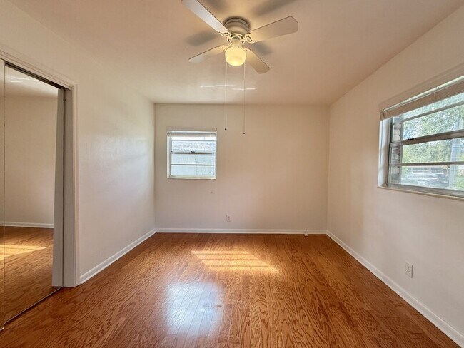 Building Photo - 1502 W Country Club Dr