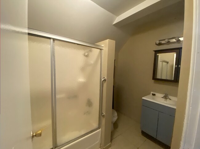 Upstairs bathroom - 515 Winslow Ave