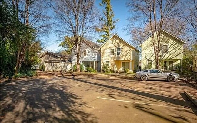 Building Photo - **Reserve NOW for Summer 2026** - 2 Bed, 1 Bath HOUSE with BONUS ROOM/Office