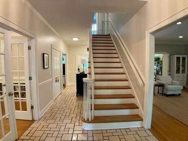 Building Photo - Executive Home in The Heart of Chapel Hill!