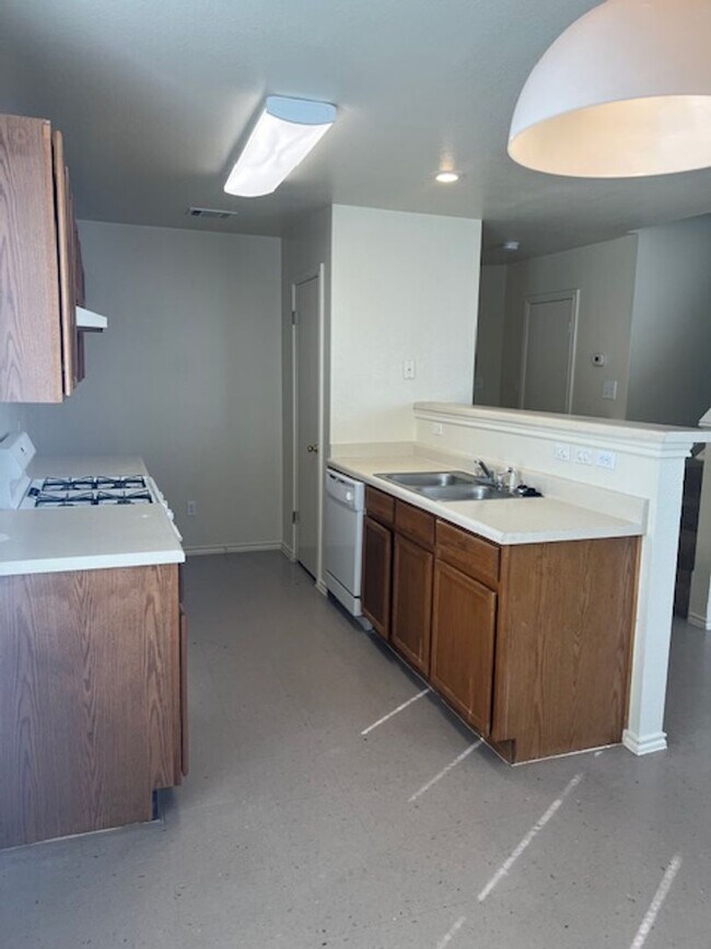Building Photo - 929