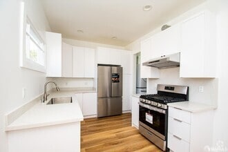 Building Photo - 1310 18th Ave