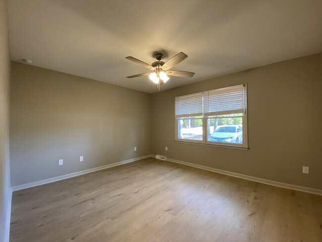 Building Photo - "Charming 2-Bedroom Gem with 850 Sq Ft of ...