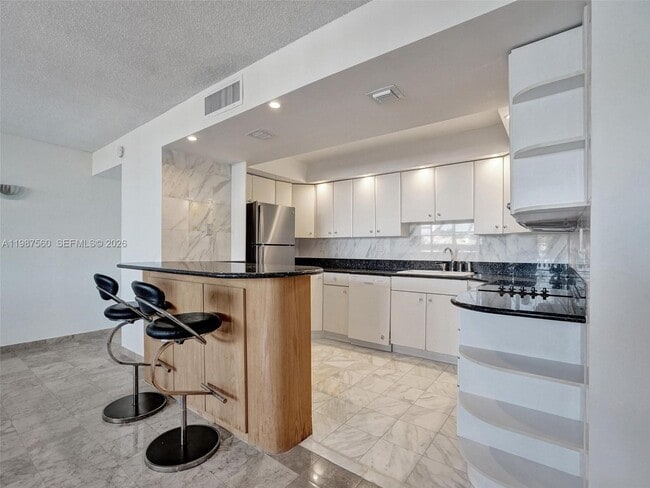 Building Photo - 1400 S Ocean Dr