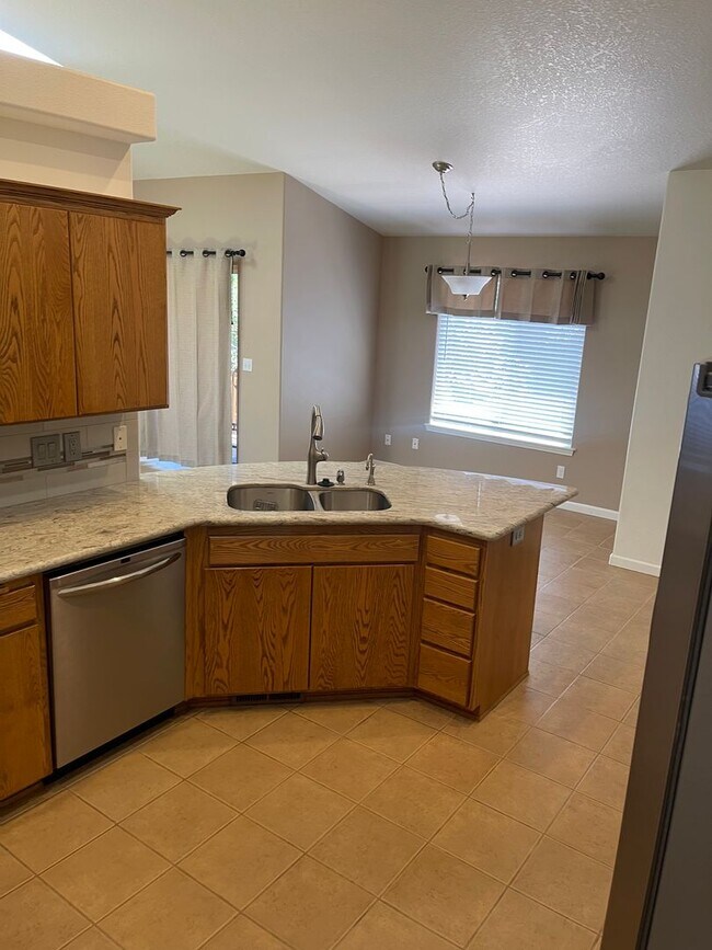 Building Photo - Charming Three Bedroom Pet Friendly Home in Lebanon Or!