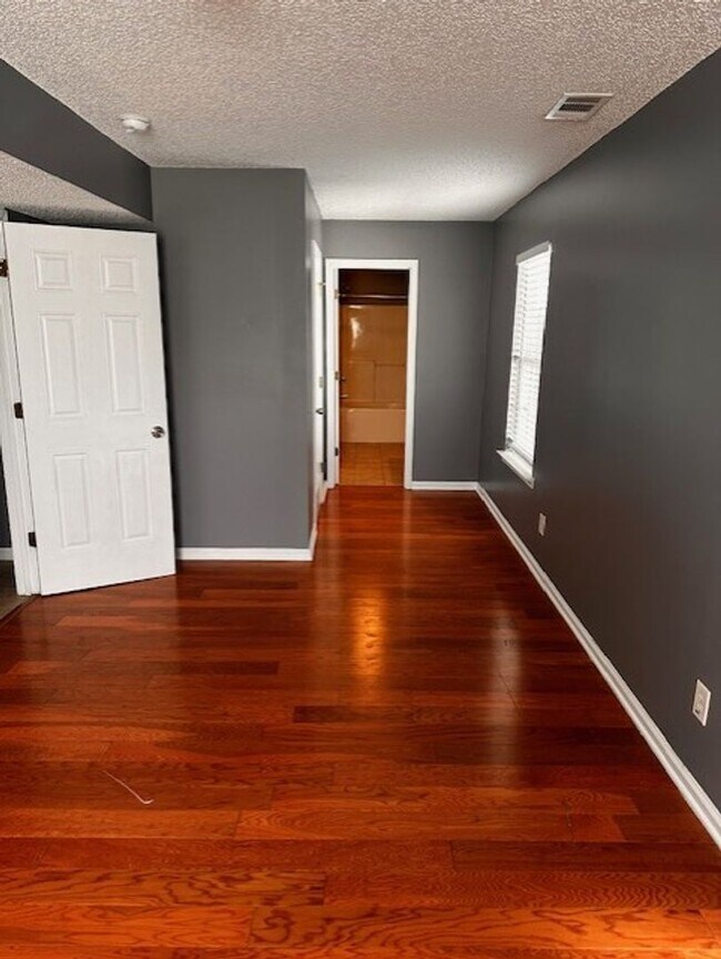 Building Photo - MOVE IN READY!