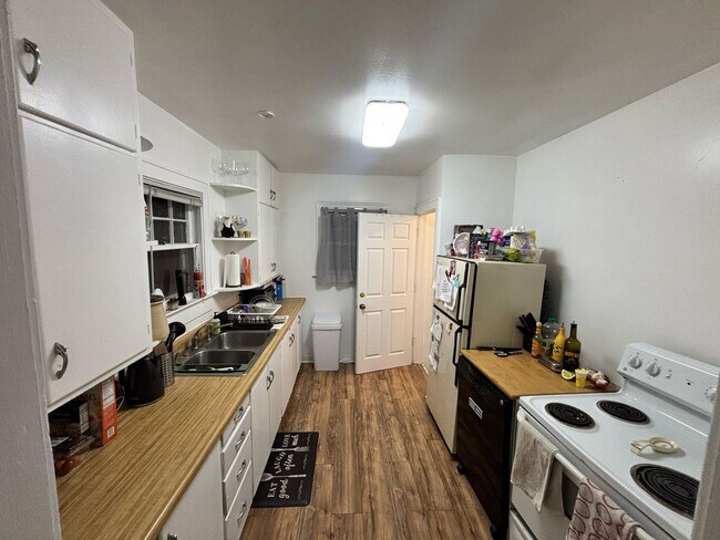 Building Photo - Aug 1st 2026/2027 Pre-leasing Close to 1.5 Blks to CSU & Old Town