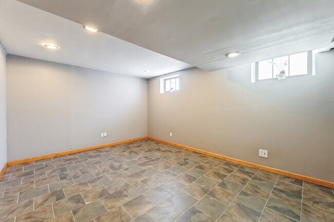 Building Photo - Bergenfield NJ Split Level Spacious Single Family home