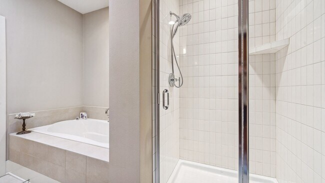 Building Photo - Modernly Elegant Townhome w/ 2 Primary Suites +2.5 bathrooms in Beautiful Peterkort!