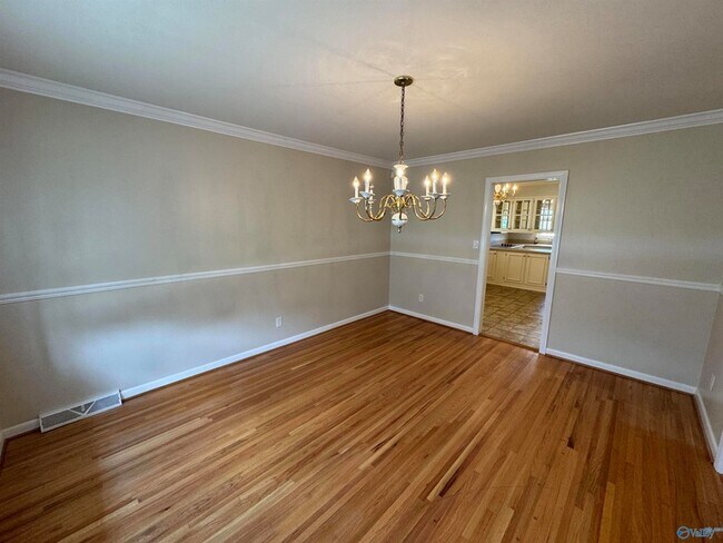 Building Photo - 816 Mira Vista Dr SE