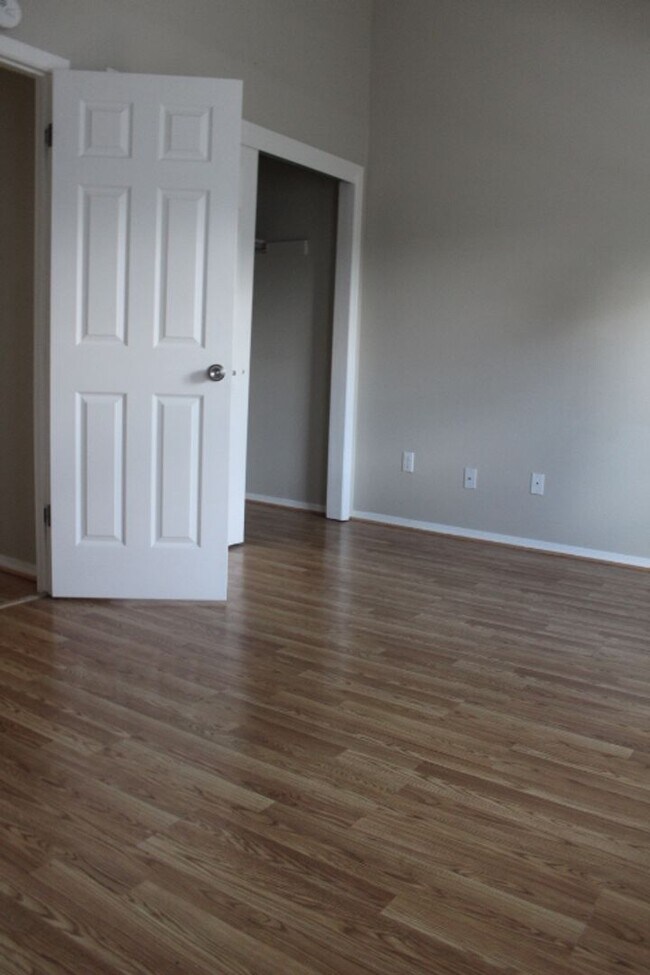 Building Photo - Dakota Station - 2 BR/1 BA Condo!