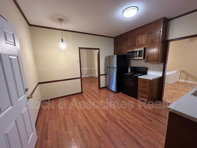 Building Photo - 906 Forestglen Dr
