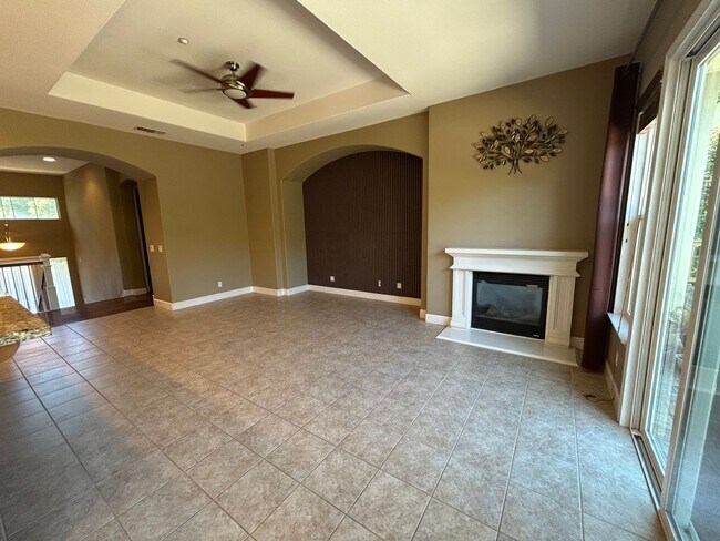 Building Photo - Luxurious and Spacious 5 Bedroom in Gilroy