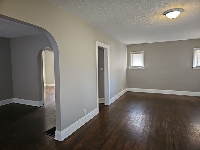 Building Photo - **$1000 Deposit Special** 4539 Mayhew Ave ...