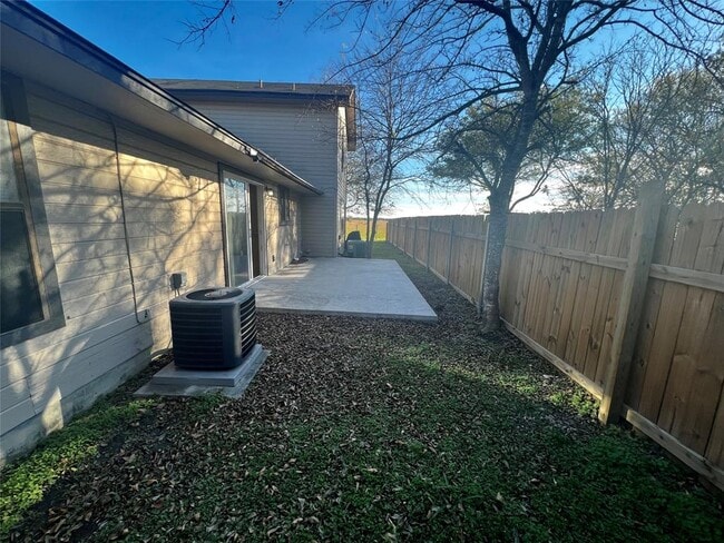 Building Photo - 1204 Blackjack St