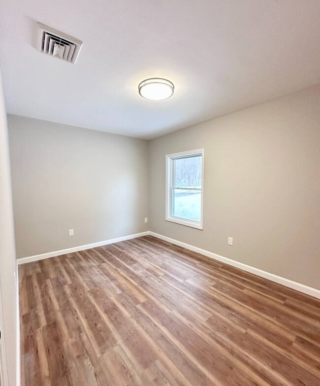 Building Photo - 521 Middleline Rd