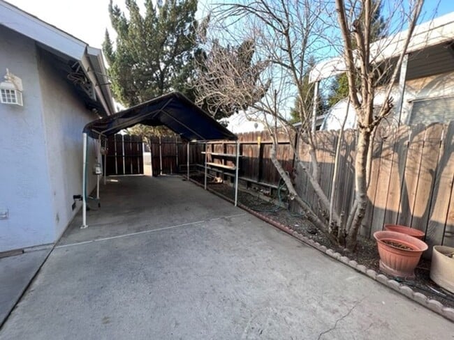 Building Photo - 1622 S Bradley St