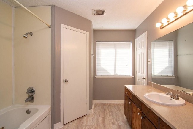 Building Photo - 12110 Swan Creek Dr