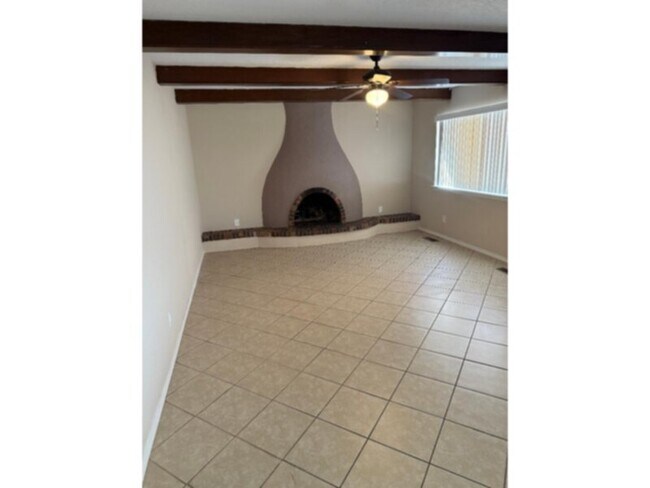 Building Photo - Grand