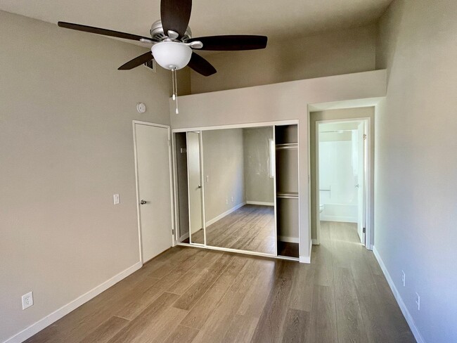 Building Photo - Newhall - 3 bedroom, 2.5 bath condo