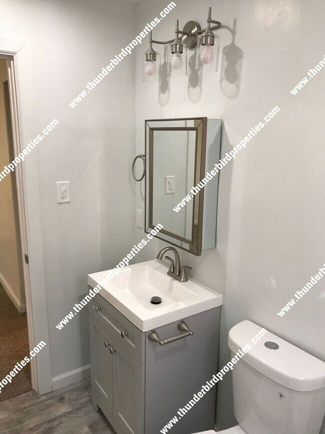 Building Photo - 1225 San Mateo Blvd SE