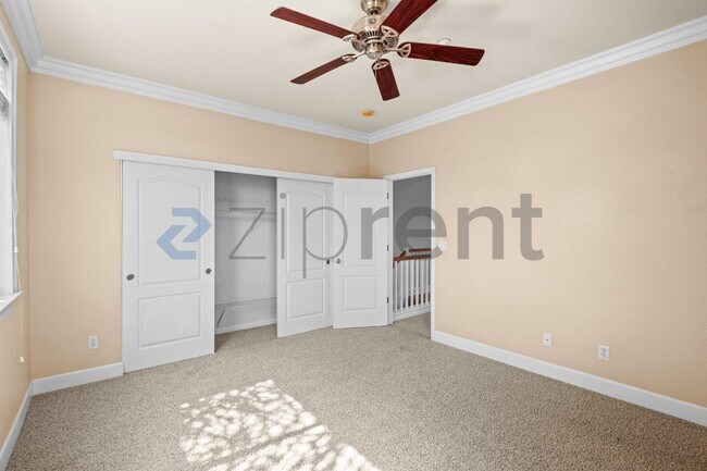 Building Photo - 338 Roundhill Dr