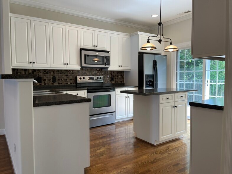 Building Photo - 144 Saint James Pl