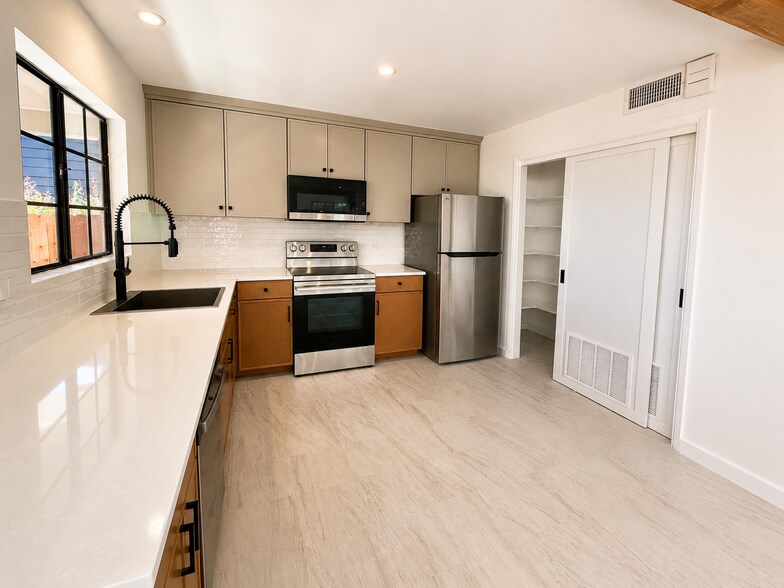 Building Photo - 532 E Arrellaga St