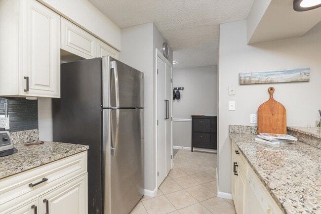 Building Photo - Fully Furnished Beach Rental